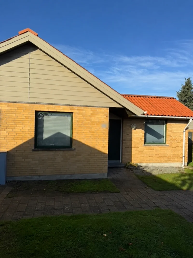 Vinduespudsning ved hus i Årslev med vinduer på forsiden ved indgangen