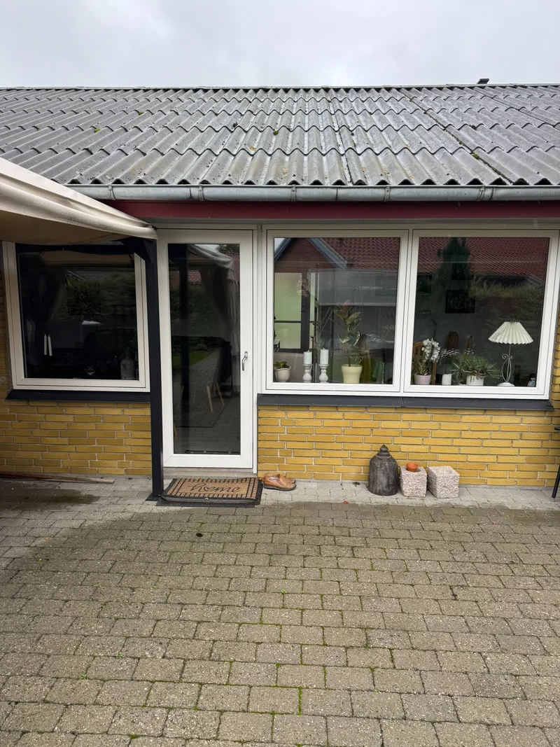 Rækkehusets vinduer og terrassedør mod haven i Kværndrup