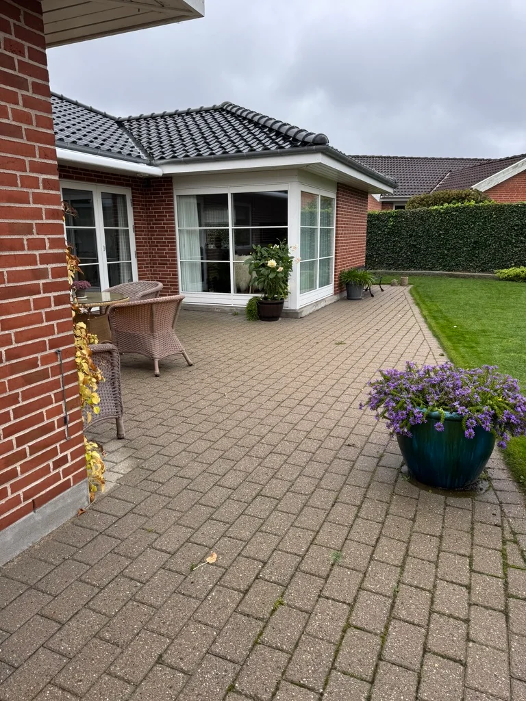 Villaens store glaspartier mod terrassen på Egeparken i Kværndrup
